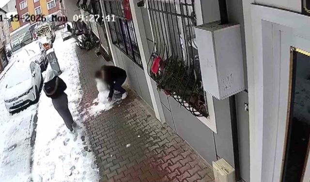 Küçükçekmece'de çocukların yaptığı kardan adamı götürdü