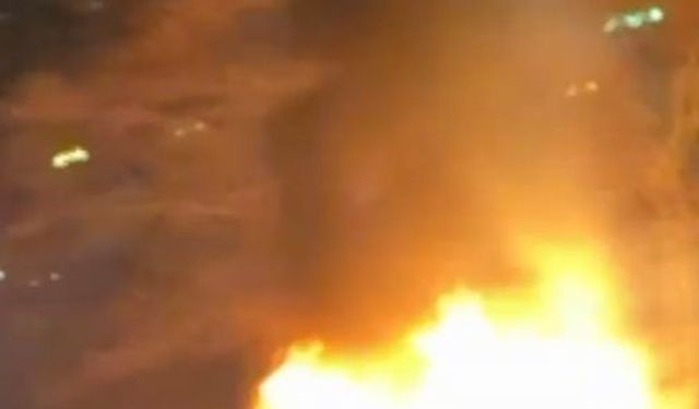 Küçükçekmece'de göl ağzındaki iki kayık alev alev yandı