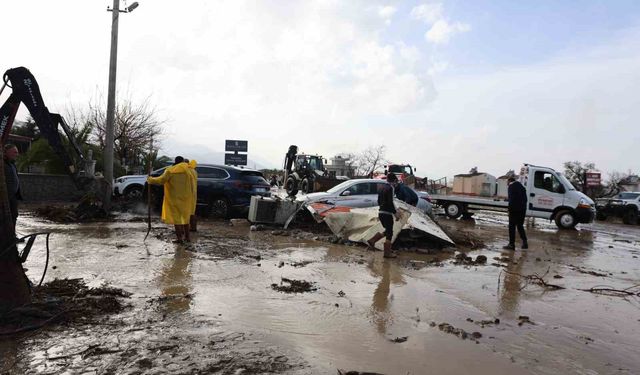 Kuşadası'nda selin yaraları sarılmaya çalışılıyor