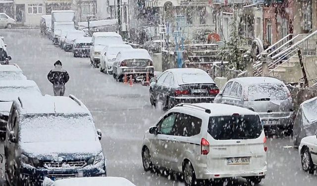 Kütahya beyaza büründü, kar yağışı ulaşımı olumsuz etkiledi