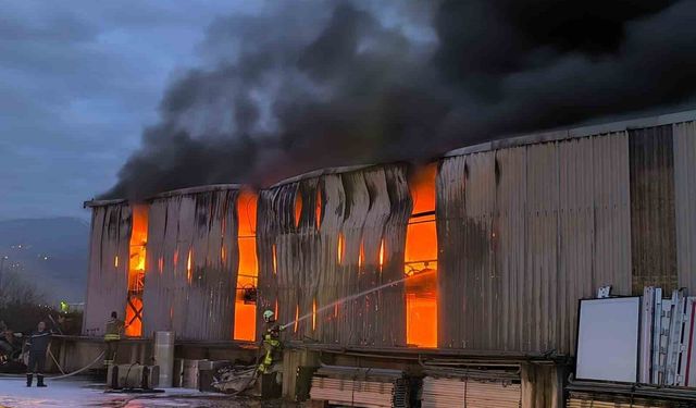 Lastik deposunda çıkan yangın kontrol altına alındı