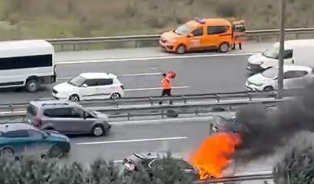 Lüks araç seyir hakindeyken alev topuna döndü