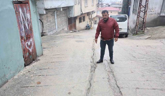 Mahallenin elektriksiz kalmasına sebep olan hırsızların canlarını hiçe sayarak yer altındaki kabloları çalma anları kamerada