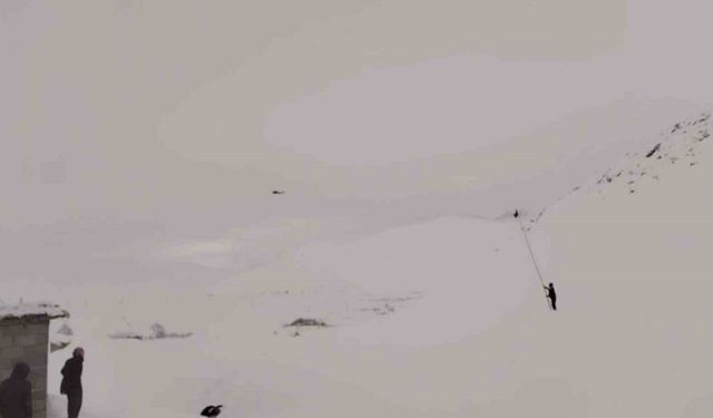 Mahsur kalan hastayı almaya giden helikoptere bez sallayarak yol gösterdi