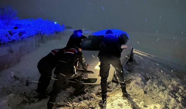 Mahsur kalan vatandaşları jandarma kurtardı