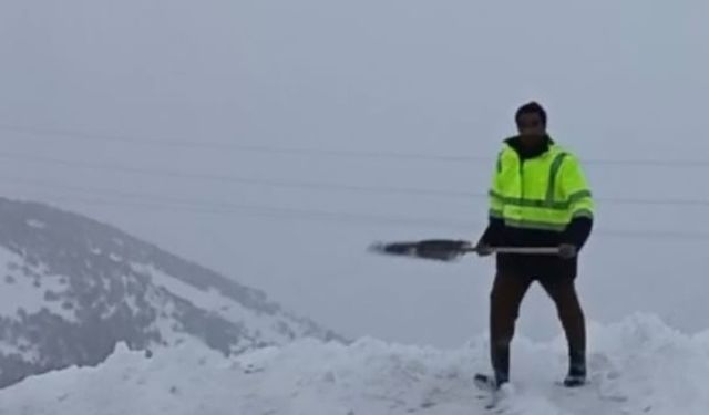 Malatya'da 2 bin rakımda dam üstlerinde kar mesaisi