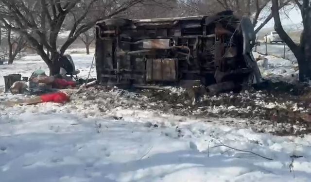 Malatya'da kontrolden çıkan minibüs kayısı bahçesine uçtu