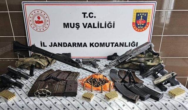 Malazgirt'te çok sayıda silah ve mühimmat ele geçirildi