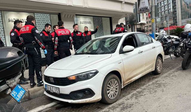 Manisa'dan çaldıkları altını İzmir'de bozdurmak isteyen 2 şüpheliden biri yakalandı