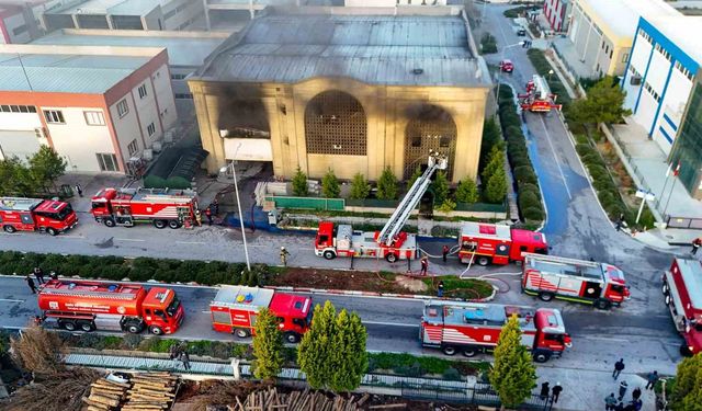 Menderes'te fabrika yangını kısa sürede kontrol altına alındı