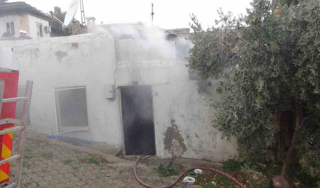 Mersin'de ev yangını: Bir ev kullanılamaz hale geldi