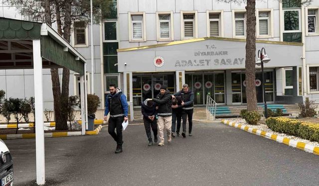 Midelerinde taşıdıkları 807 gram uyuşturucu ile yakalanan 2 kişi tutuklandı