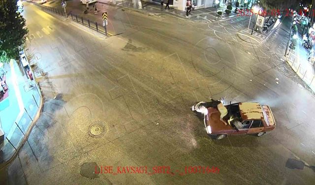 Motosikletli kaputa yapıştı, otomobil motosikletlinin üstünden geçti