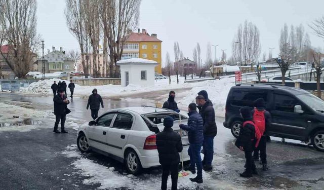 Muş'ta çatıdan düşen kar kütlesi otomobilde hasara yol açtı