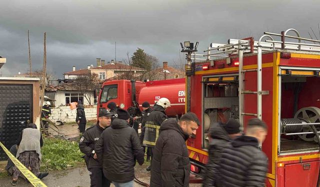Müstakil ev alevlere teslim oldu: Yanan evini gözyaşları içinde izledi