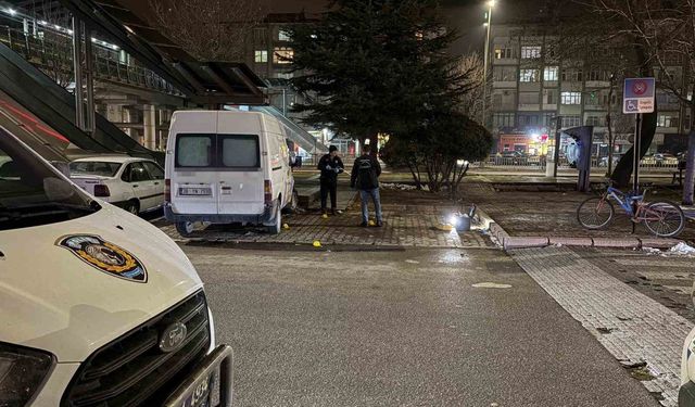 Önce kıyafetlerine laf etti, sonra bıçakladı: 3 yaralı