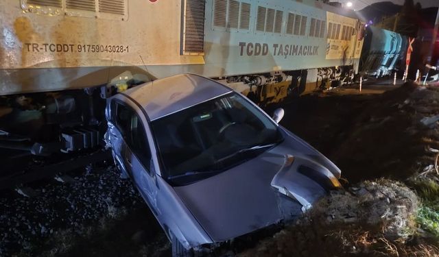 Osmaniye'de hemzemin geçitte tren ile otomobil çarpıştı