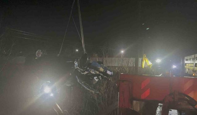 Otomobil çaya uçtu: Baba ve oğlu öldü