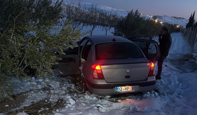 Otomobil şarampole girdi: 2 yaralı