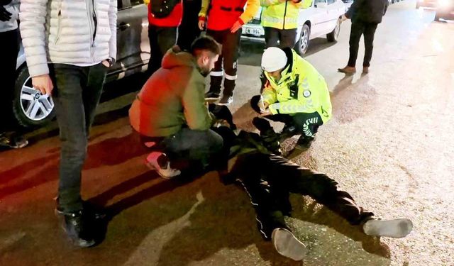 Otomobilin çarptığı motosiklet sürücüsü yaralandı