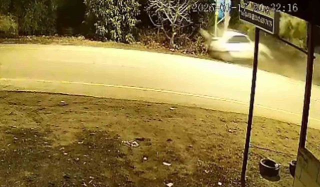 Otomobilin elektrik direğine saplandığı kaza kamerada