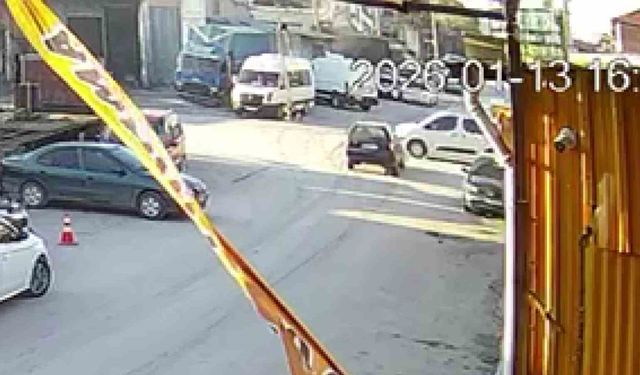 Otomobille çarpışan hafif ticari araç devrildi