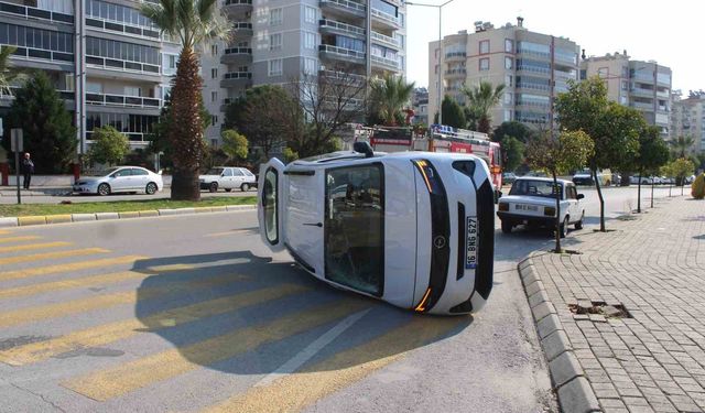 Otomobille çarpışan ticari araç yan yattı: 1 yaralı