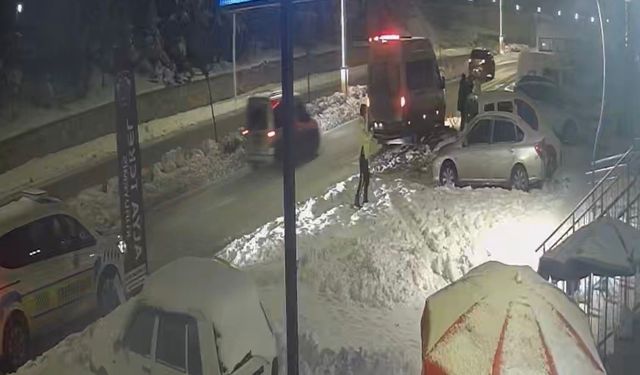 Park halindeki araçlara çarpıp kaçtı: o anlar kamerada