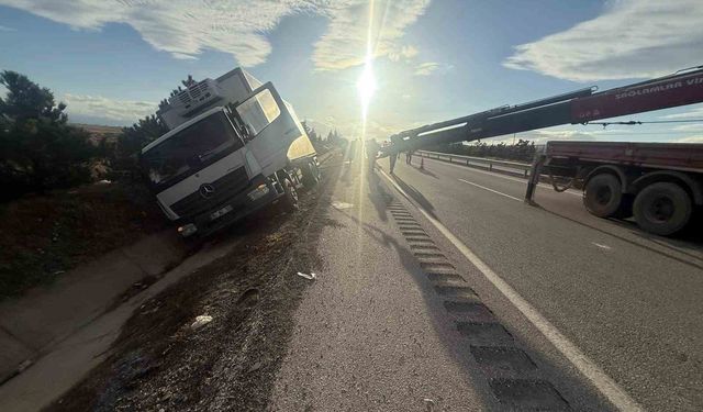 Peynir yüklü kamyon yan yattı