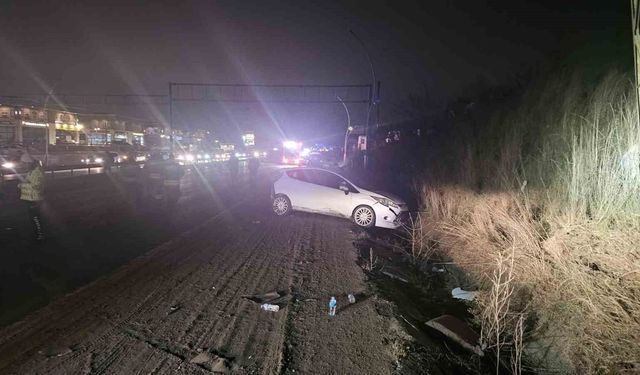 Polis aracına ve elektrik direğine çarptı