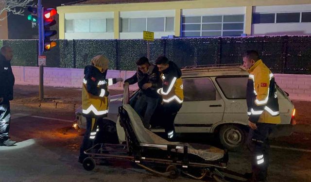 Refüje çarpan otomobilde sürücü yaralandı