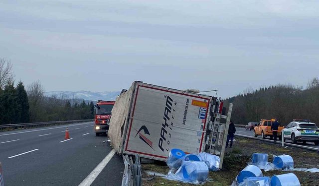 Refüje çarparak yan yatan tırın sürücüsü yaralandı