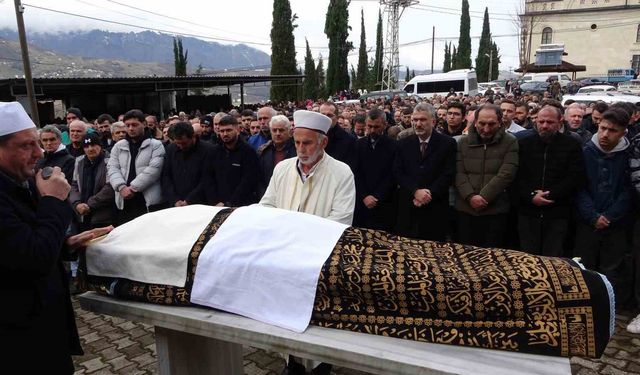 Saç ekimi için gittiği estetik merkezinde fenalaşarak hayatını kaybeden şahıs son yolculuğuna uğurlandı