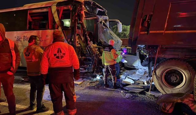 Sakarya TEM Otoyolu'nda feci kaza: 1 ölü, 19 yaralı