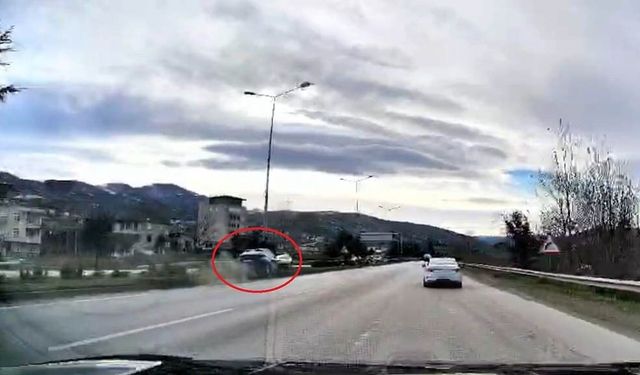Samsun'da cenaze dönüşü 4 kişinin yaralandığı kaza araç kamerasına yansıdı