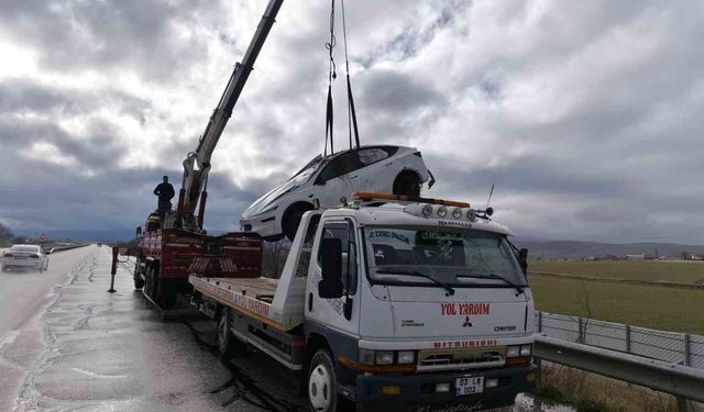 Şarampole devrilen Tesla'da 2 kişi yaralandı