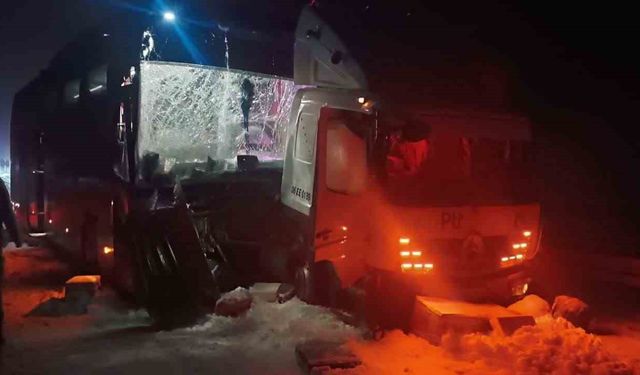 Sarıkamış'ta otobüs kamyona çarpı: 9 yaralı
