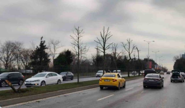 Sarıyer'de kontrolden çıkan otomobil karşı şeritteki araçla çarpıştı: Kaza anı kamerada