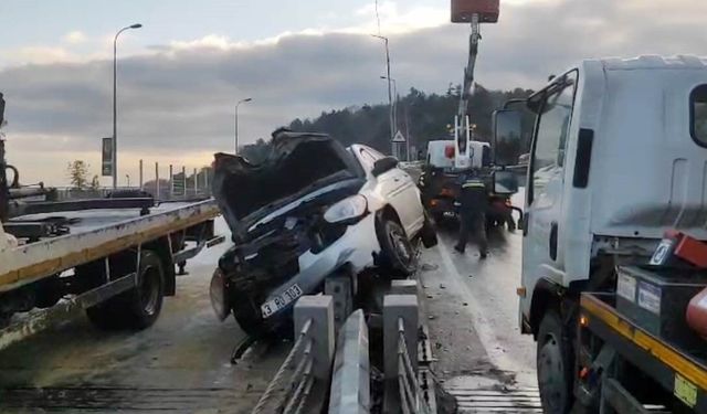 Sarıyer'de otomobil aydınlatma direğine çarptı