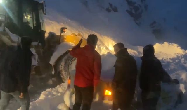 Şemdinli'de çığ altında can pazarı: Karayolları ekipleri zamanla yarışarak 3 kişiyi kurtardı