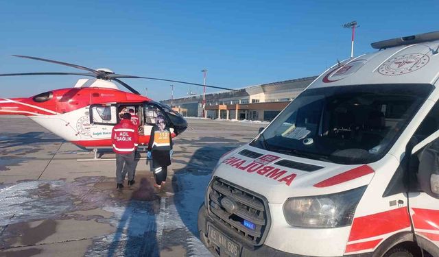 Şemdinli'de sıcak su yanığı olan bebek helikopter ambulansla Van'a sevk edildi