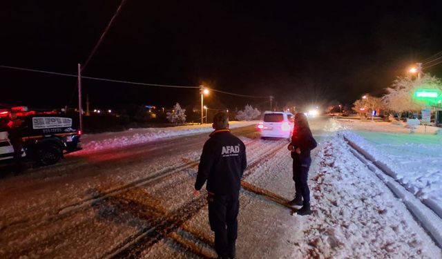 Seydikemer'de kardan kapanan yolda araçlar mahsur kaldı