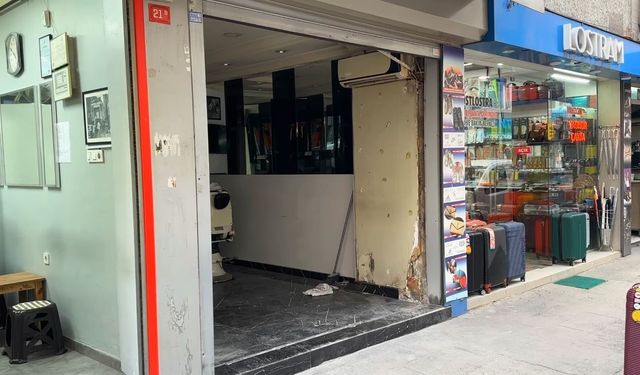 Şişli'de otomobili park edecekken dükkana daldı