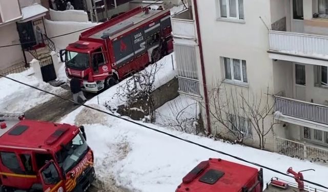 Sivas'ta çatıda çıkan yangın paniğe neden oldu