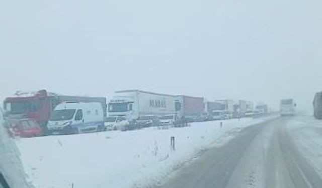 Sivas'ta ulaşıma kar engeli: Sivas-Malatya ve Sivas-Kayseri kara yolları trafiğe kapatıldı