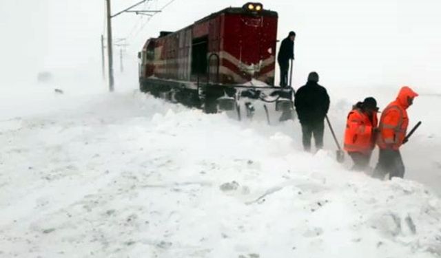 Soğuk hava ve kar yağışı demiryolu ulaşımını da olumsuz etkiledi