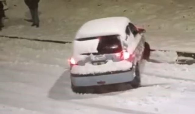 Sultangazi'de kar yağışı kazalara neden oldu: Caddeler buz pistine döndü