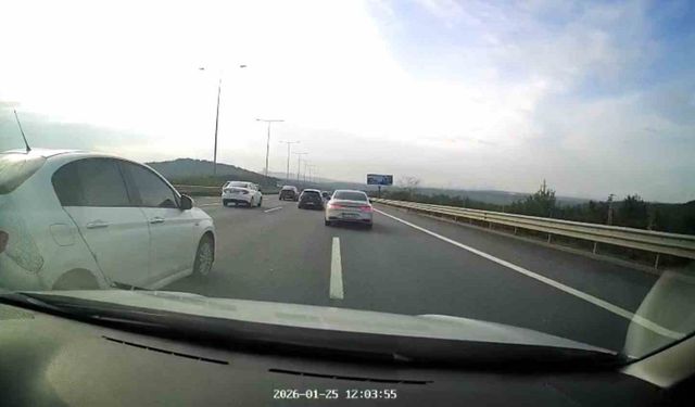 Sürücüyü sıkıştıran trafik magandası kamerada