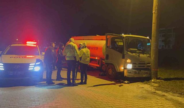 Sürüyü ezmemek için manevra yapınca beton direğe çarptı