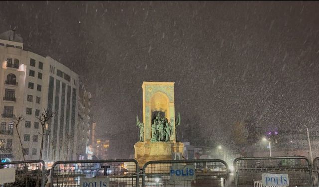 Taksim'de kar yağışı gece saatlerinde etkisini gösterdi